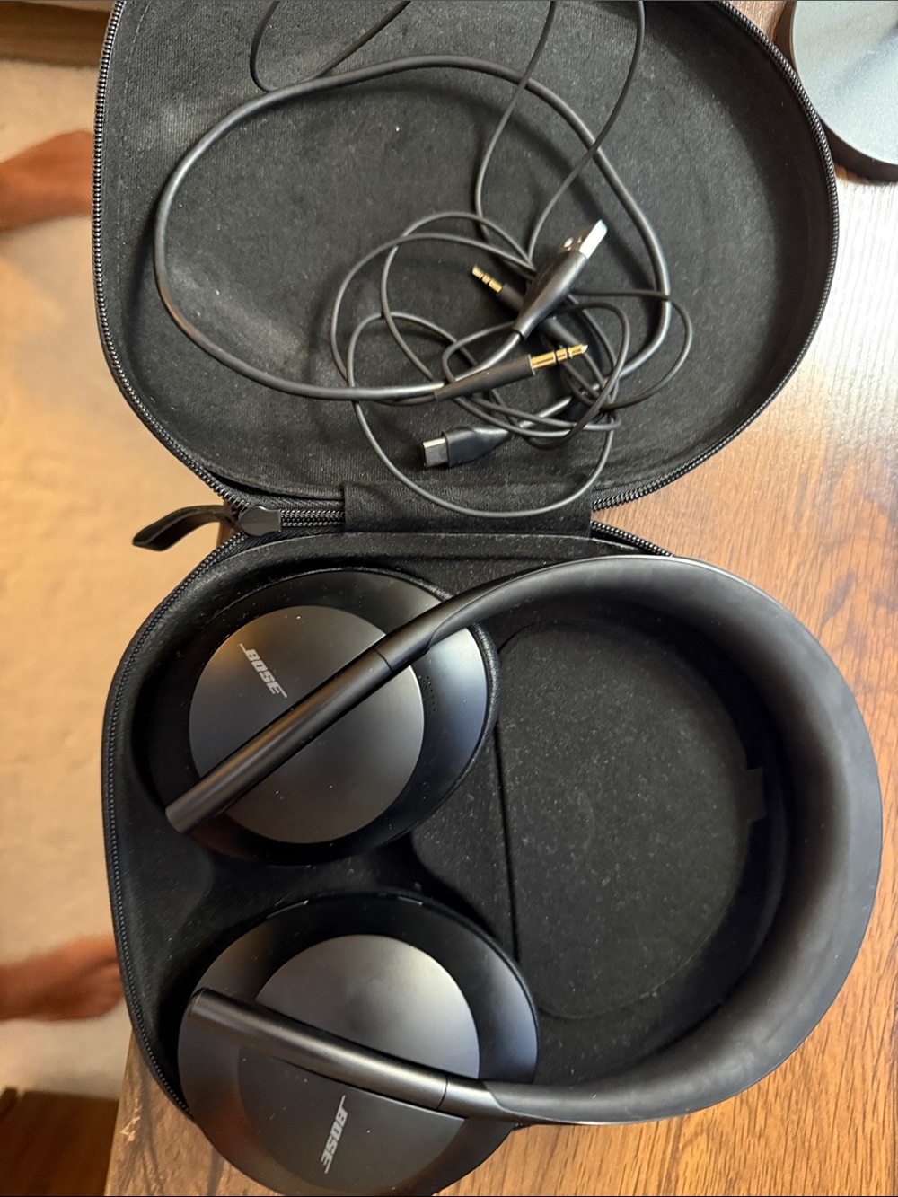 Bose Black Over-Ear Headphones with Carry Case and Cables quiet comfort